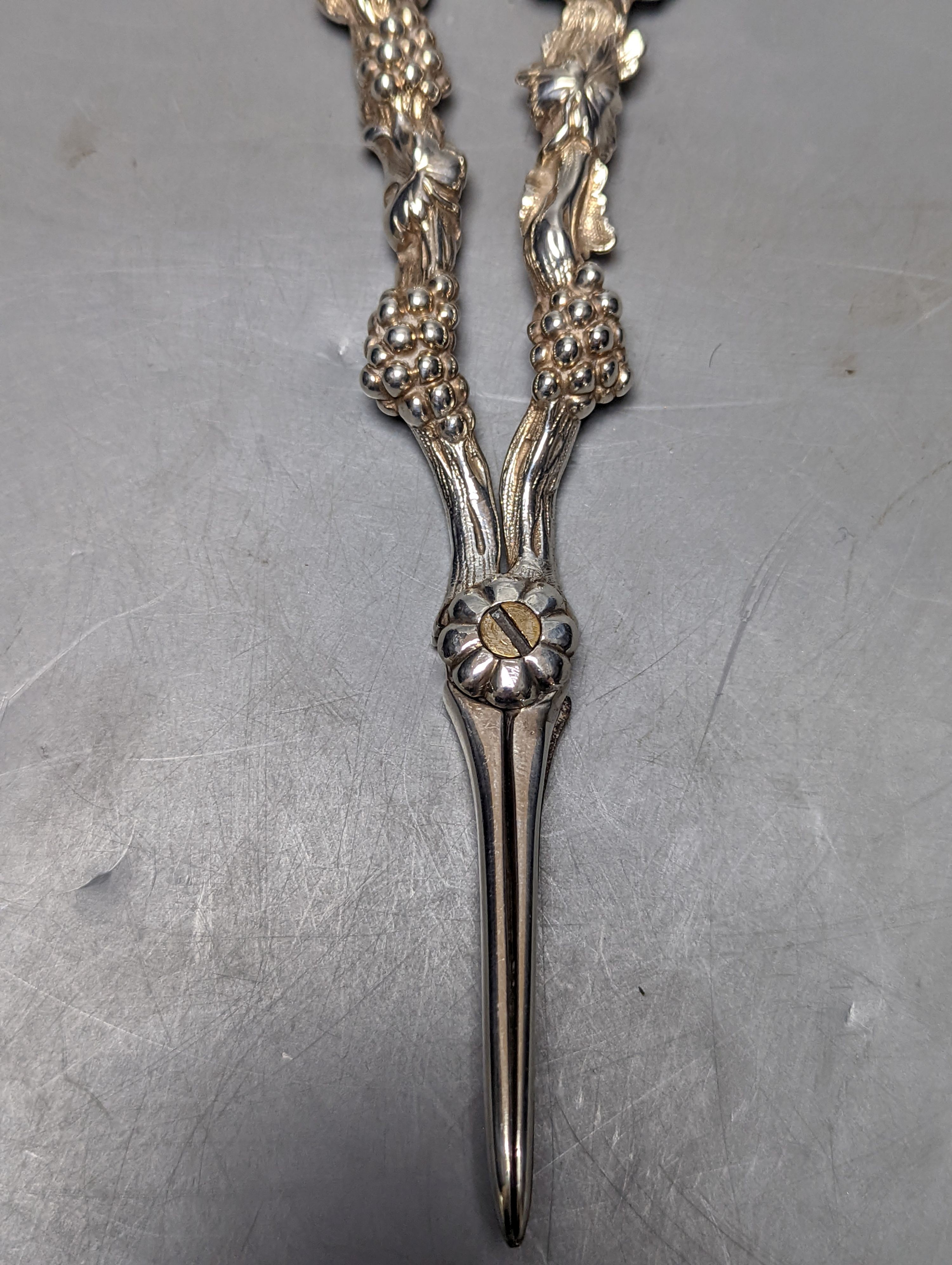 A pair of Victorian silver grape shears, London, 1844?, 18cm, gross 132 grams.